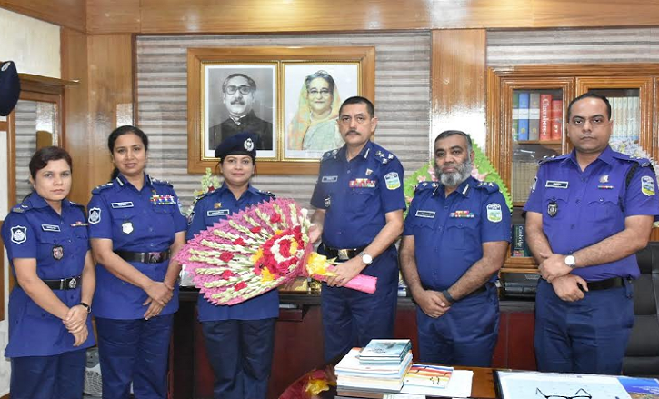 শেরপুর জেলার নবাগত পুলিশ সুপার মোনালিসা বেগমকে ফুলের শুভেচ্ছা 