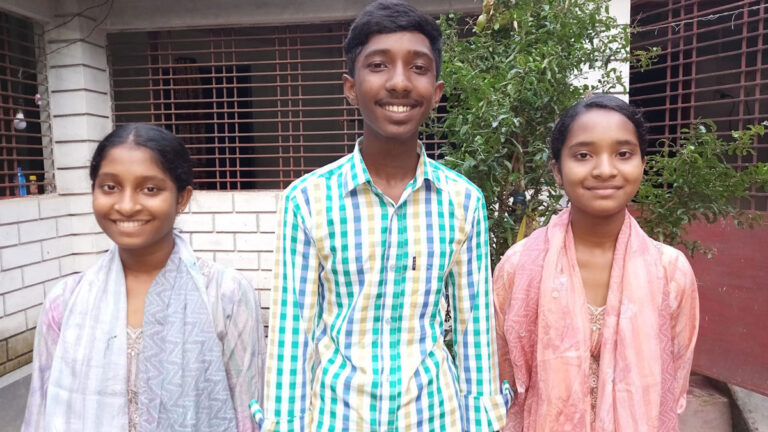 যমজ তিন ভাই-বোন পেল জিপিএ-৫