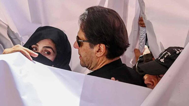 ইমরান-বুশরার বিয়ে বৈধতা জানতে চেয়ে নোটিশ আদালতের ইমরান-বুশরার বিয়ে বৈধতা জানতে চেয়ে নোটিশ আদালতের