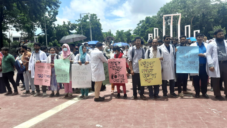 ৫০ হাজার টাকা ভাতার দাবিতে এবার অনশনে বসবেন চিকিৎসকরা