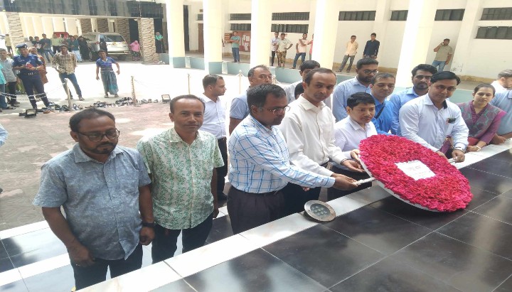 বঙ্গবন্ধুর প্রতিকৃতিতে শ্রদ্ধা জানালেন শেরপুরের নবাগত জেলা প্রশাসক