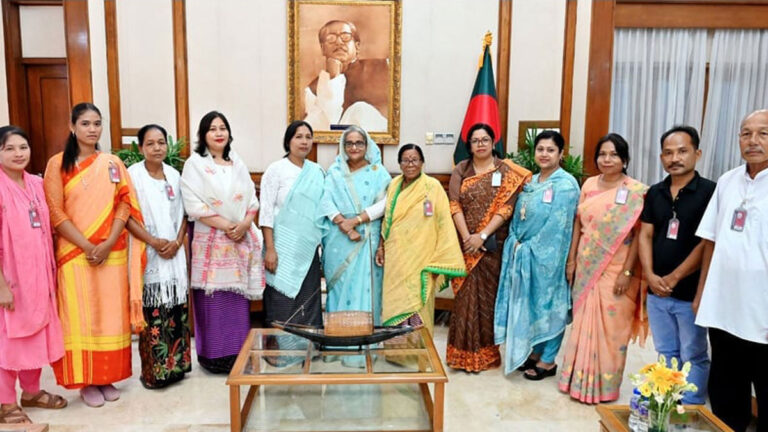 প্রধানমন্ত্রীর সঙ্গে কলাগাছের আঁশ থেকে শাড়ি তৈরি দলের সাক্ষাৎ