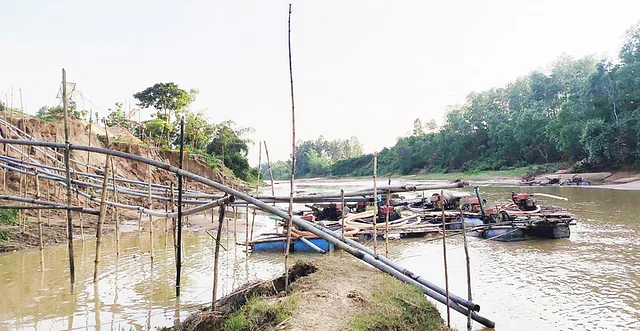 বালু তোলায় হুমকিতে বসতি