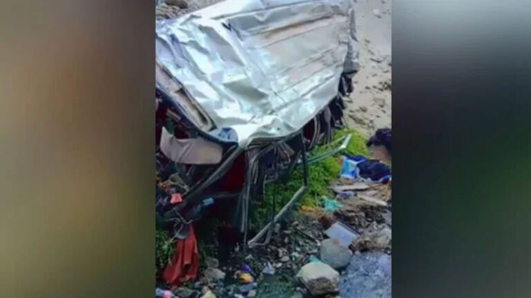 পাকিস্তানে পর্যটকবাহী বাস খাদে, নিহত অন্তত ১২