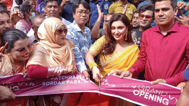 জামালপুরে ‘হারল্যান স্টোর’ উদ্বোধন করলেন অপু বিশ্বাস
