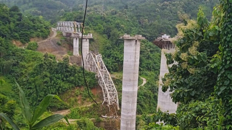ভারতে ভেঙে পড়ল নির্মাণাধীন রেল সেতু, নিহত ১৭