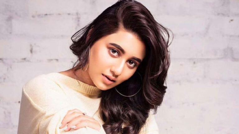 অভিনেত্রী হয়ে ওঠার পেছনে ভূমিকা কার, জানালেন স্বস্তিকা