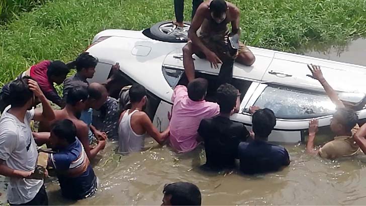 শেরপুরে প্রাইভেটকার ডোবায়, প্রাণ গেল দুজনের