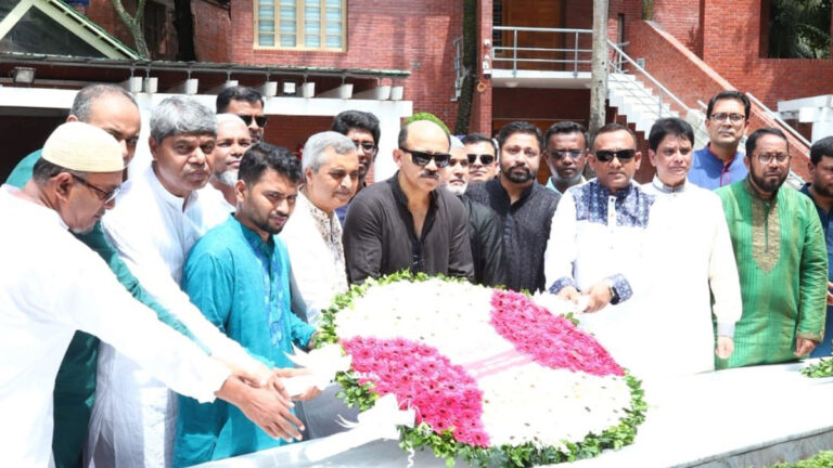 বঙ্গবন্ধুর সমাধিতে ডিএসইর এমডির শ্রদ্ধা