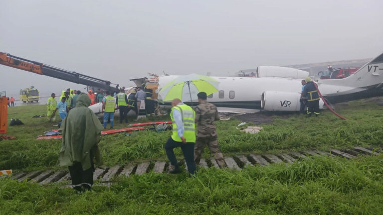 ভারতে বৃষ্টির মধ্যে রানওয়েতে আছড়ে পড়ল প্লেন, ভিডিও ভাইরাল
