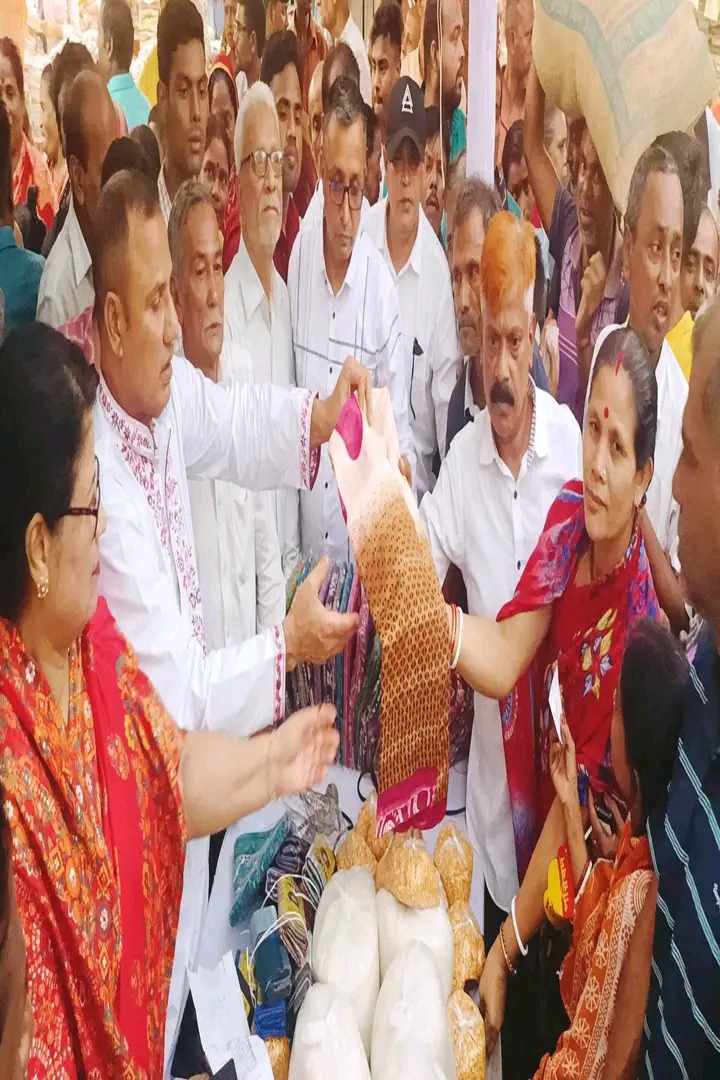 শেরপুরে হিন্দু সম্প্রদায়ের এক হাজার পরিবার পেলেন পূজার উপহার