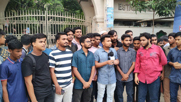 ৭ কলেজের পরীক্ষা পেছানোর ঘোষণায় শিক্ষার্থীদের প্রতিবাদ