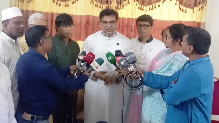 খালেদা-তারেক ২০ বছরেরও ক্ষমতায় আসতে পারবে না : হানিফ
