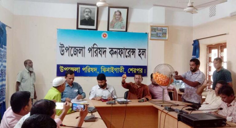 ঝিনাইগাতীতে লটারির মাধ্যমে হেরিংবন কাজের ঠিকাদার নির্ধারণ