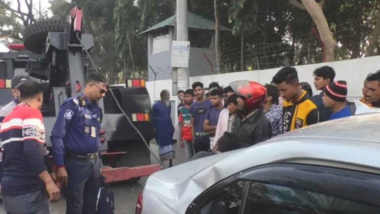 সাতক্ষীরায় সড়কে প্রাণ গেল দুই ভারতীয় নাগরিকের