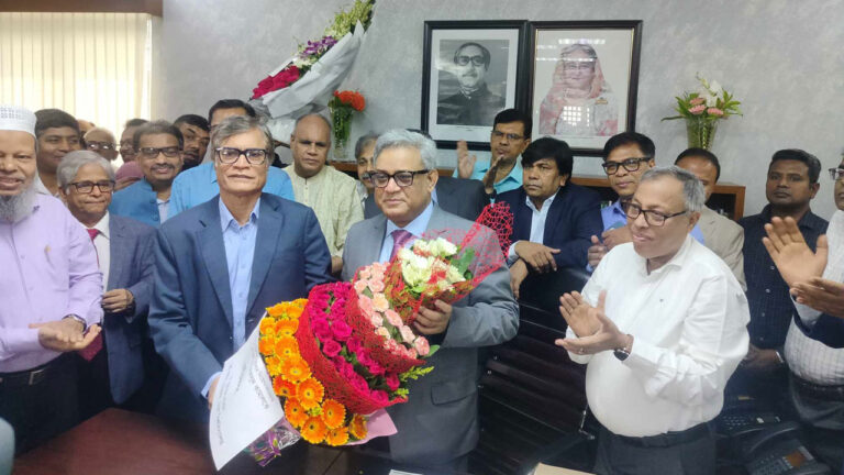 দায়িত্ব নিলেন ঢাবির নতুন উপাচার্য অধ্যাপক মাকসুদ কামাল