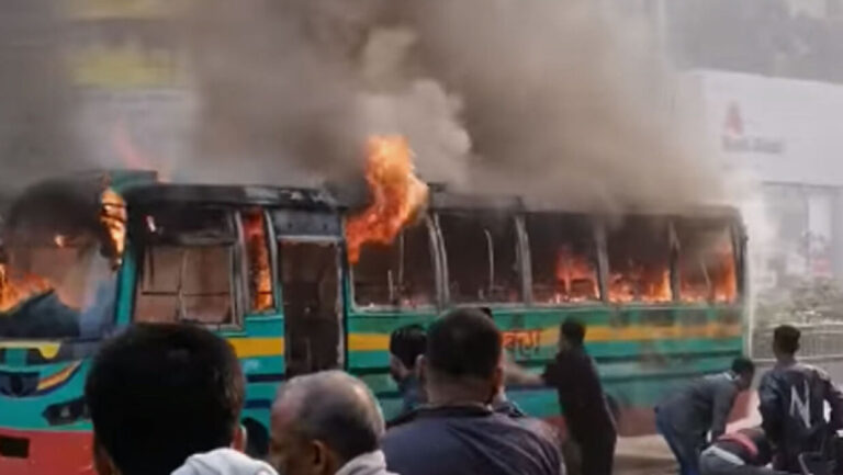 অবরোধের সকালে ধানমন্ডিতে যাত্রীবাহী বাসে আগুন