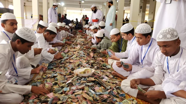পাগলা মসজিদের ৯টি দানবাক্সে মিলল ২৩ বস্তা টাকা, চলছে গণনা