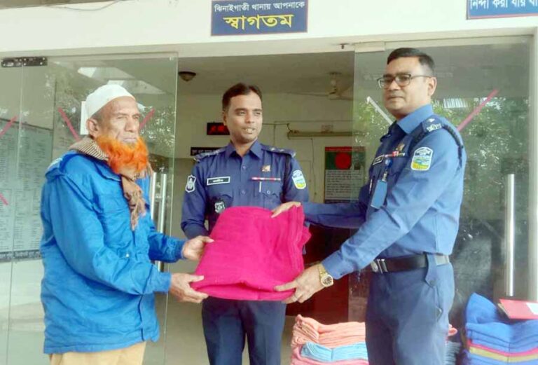 ঝিনাইগাতীতে ওসি’র উদ্যোগে গ্রাম পুলিশের মাঝে শীতবস্ত্র বিতরণ