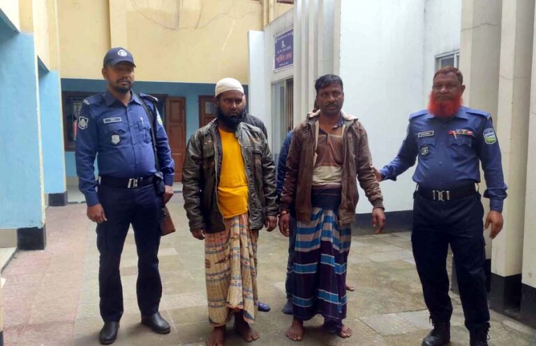 শেরপুরে ৩ মিনিট্রাকভর্তি ভারতীয় চোরাই চিনিসহ আটক ৫