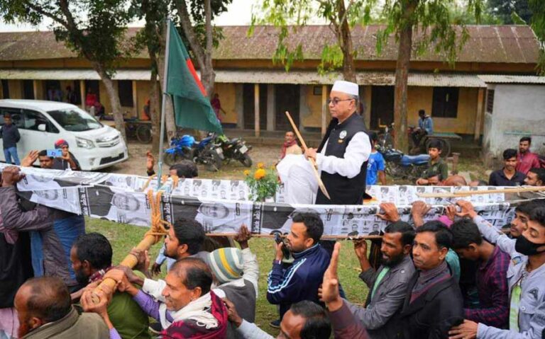 ভোটারের কাঁধে পা রেখে নৌকার প্রার্থী মঞ্চে যাওয়ার ছবি ভাইরাল