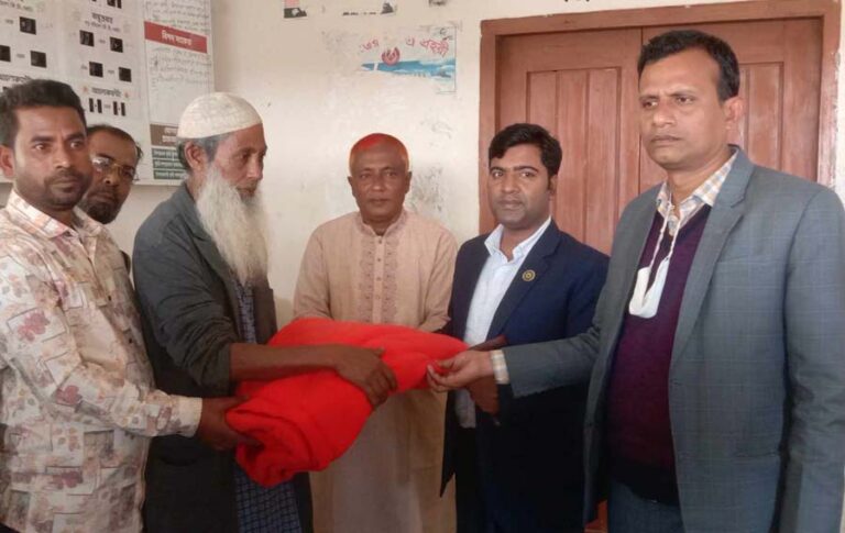 ঝিনাইগাতীতে শীতবস্ত্র বিতরণ