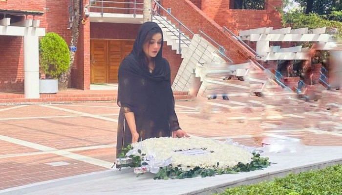 টুঙ্গিপাড়ায় বঙ্গবন্ধুর সমাধিতে মাহিয়া মাহির শ্রদ্ধা