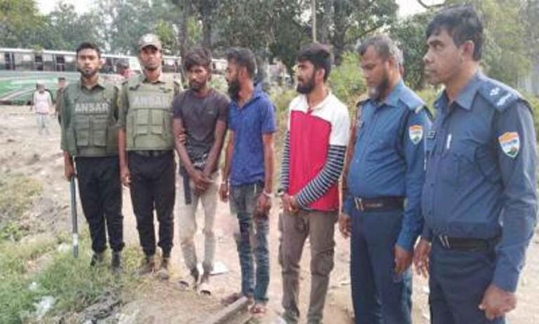 রেলে নাশকতার চেষ্টাকালে হাতেনাতে আটক ৩