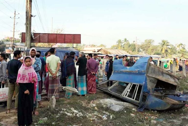 জামালপুরে পুলিশ ভ্যানে ট্রেনের ধাক্কা, কনস্টেবল নিহত