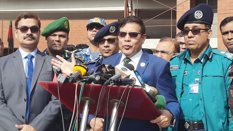 কোনো ছাড় নয়, সন্ত্রাসী কর্মকাণ্ড দেখলে ভোটকেন্দ্র বন্ধ: খুলনায় ইসি আহসান হাবিব