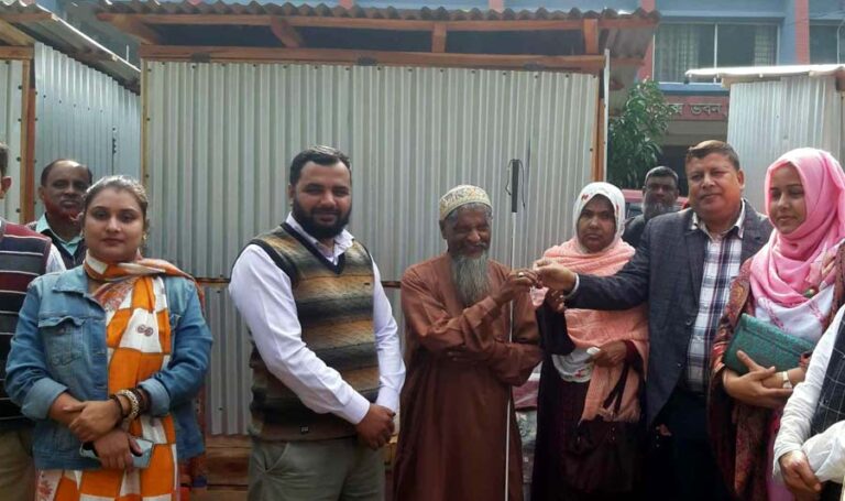 নকলায় ভিক্ষুকদের মাঝে আয়বর্ধনকারী সামগ্রী বিতরণ
