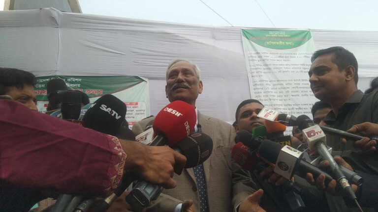 এই ইসির অধীনে সুষ্ঠু নির্বাচন হবে, টিকে গিয়ে শাহজাহান ওমর