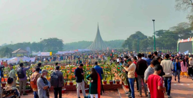 শ্রদ্ধা-ভালোবাসায় শ্রেষ্ঠ সন্তানদের স্মরণ করছে জাতি