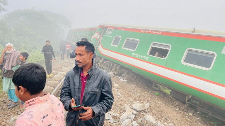 গাজীপুরে ট্রেন দুর্ঘটনায় একজন নিহত, আহত ১২