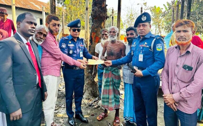 শেরপুরে অগ্নিকাণ্ডে ক্ষতিগ্রস্ত পরিবারের পাশে দাঁড়ালো পুলিশ সুপার মোনালিসা বেগম