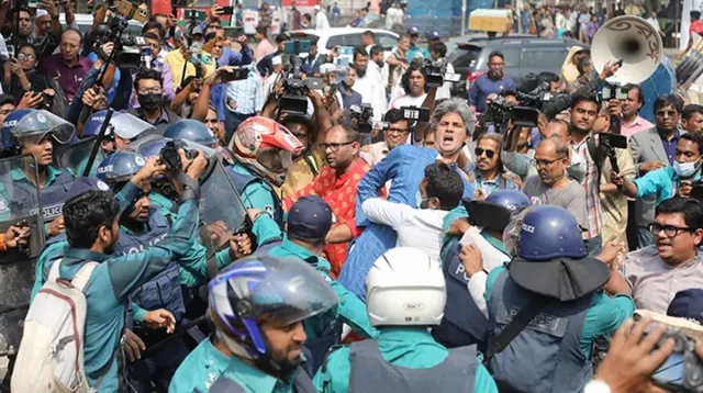 গণতন্ত্র মঞ্চের মিছিলে পুলিশের লাঠিচার্জ