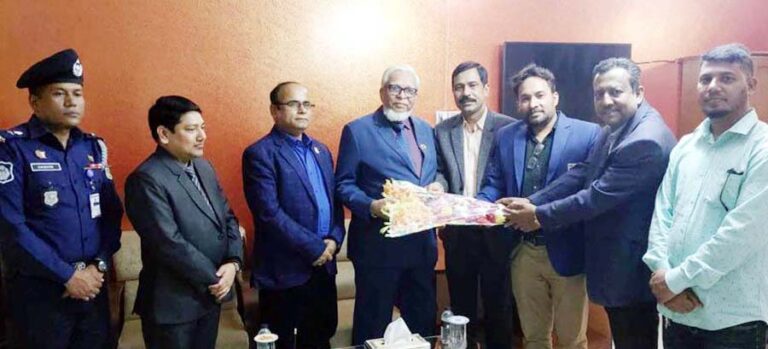 শেরপুরে প্রেস কাউন্সিলের চেয়ারম্যান বিচারপতি নিজামুল হক নাসিমকে ফুলেল শুভেচ্ছা