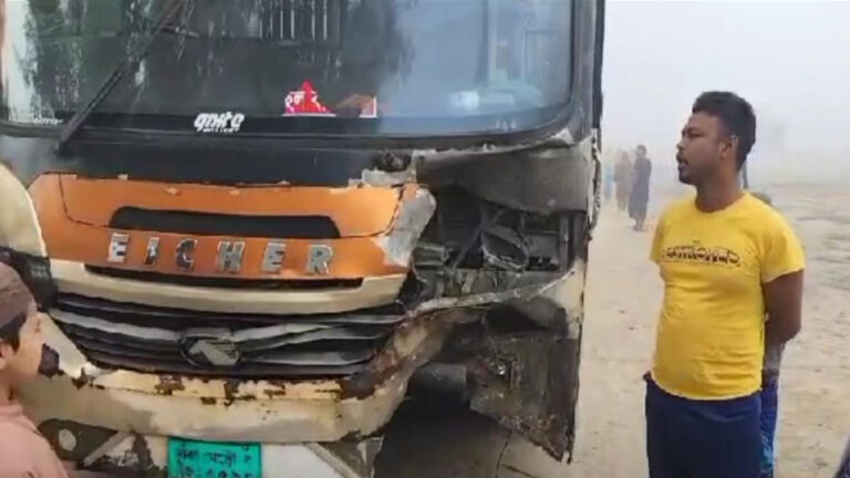 টাঙ্গাইলে বাসচাপায় প্রাণ গেল মা‌-ছেলের