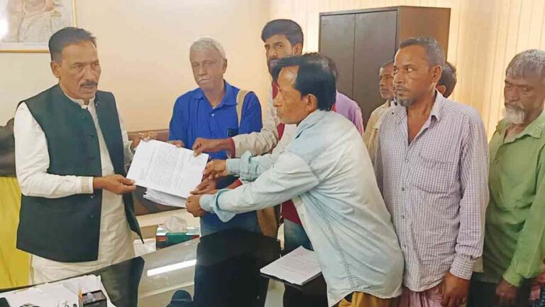 শেরপুরে বিভিন্ন দপ্তরে কৃষকদের স্মারকলিপি প্রদান