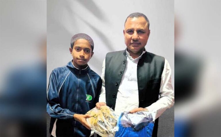 বিকেএসপিতে উত্তীর্ণ হওয়ায় সিয়ামকে উপহার দিলেন এমপি ছানু