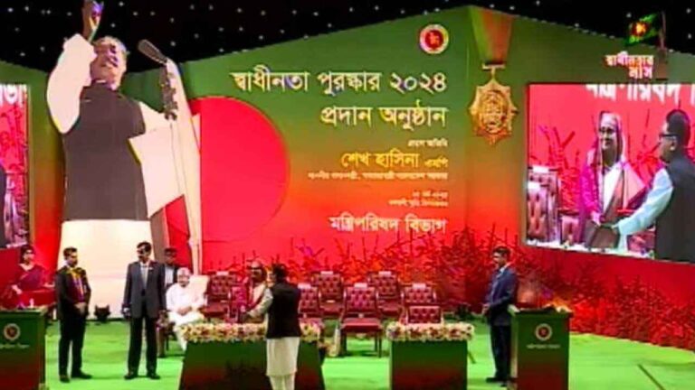 ১০ বিশিষ্ট নাগরিকের হাতে উঠল স্বাধীনতা পুরস্কার