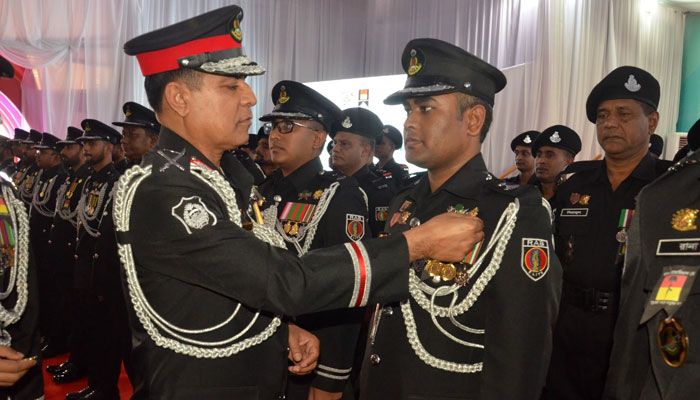 বীরত্বপূর্ণ কাজের স্বীকৃতি: র‍্যাব ডিজি পদক পেলেন ১২০ সদস্য