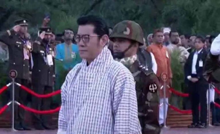 স্বাধীনতা দিবসে স্মৃতিসৌধে শ্রদ্ধা জানালেন ভুটানের রাজা