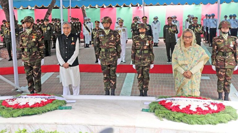 টুঙ্গিপাড়ায় বঙ্গবন্ধুর সমাধিতে রাষ্ট্রপতি-প্রধানমন্ত্রীর শ্রদ্ধা
