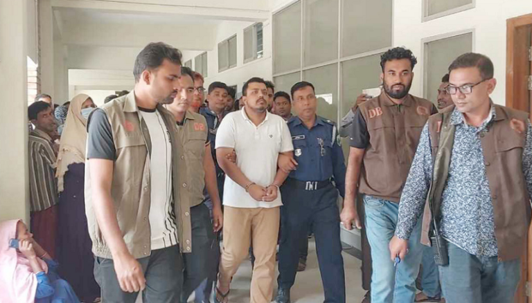শিক্ষার্থীকে গুলি : সেই মেডিকেল শিক্ষকের পাঁচ দিনের রিমান্ড