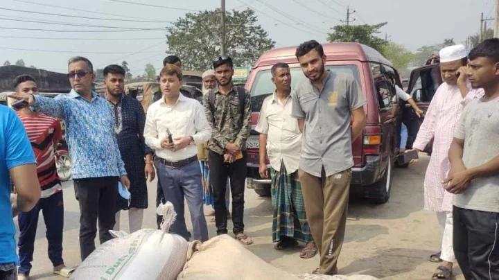 শেরপুরে ভিজিএফ এর চাল সড়কের পাশে ফেলে পালাল কালোবাজারি