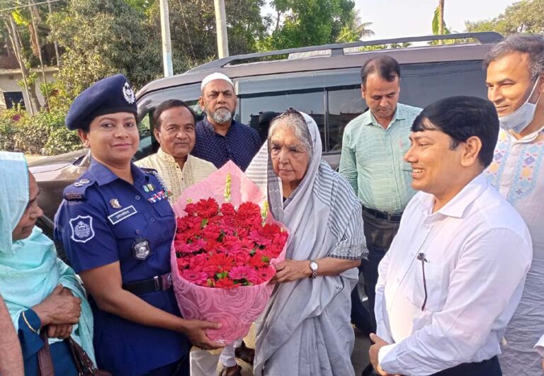 শেরপুরে সংসদ উপনেতা বেগম মতিয়া চৌধুরীকে ফুলেল শুভেচ্ছা