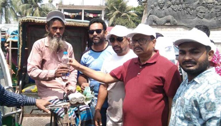 শেরপুর পৌরসভার উদ্যোগে বিশুদ্ধ পানি, স্যালাইন ও ক্যাপ বিতরণ