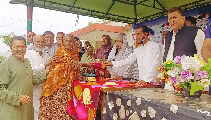 নকলায় ঈদ উপহার বিতরণ করলেন সংসদ উপনেতা মতিয়া চৌধুরী