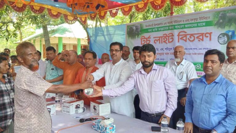 ঝিনাইগাতীতে বন্য হাতি তাড়াতে টর্চ লাইট বিতরণ